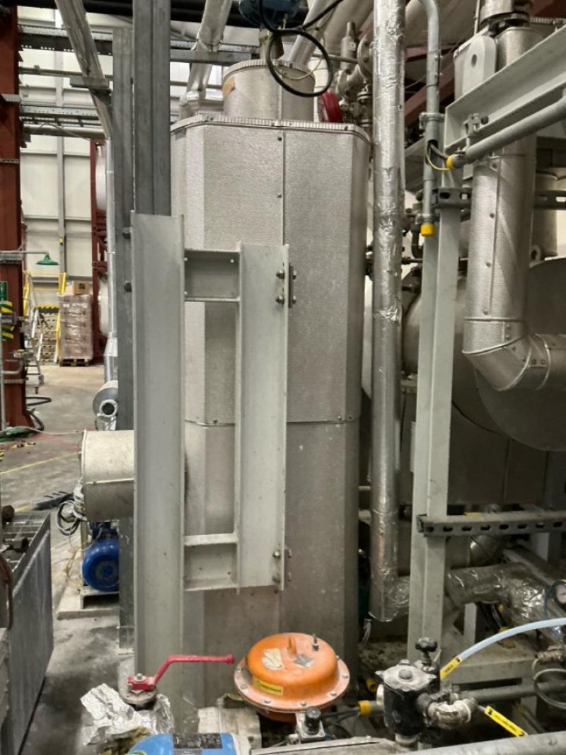 Steam condensate buffer vessel