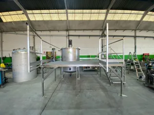 BANCADA EN ACERO INOXIDABLE DE UN DEPÓSITO CON AGITADOR TIPO COWLES