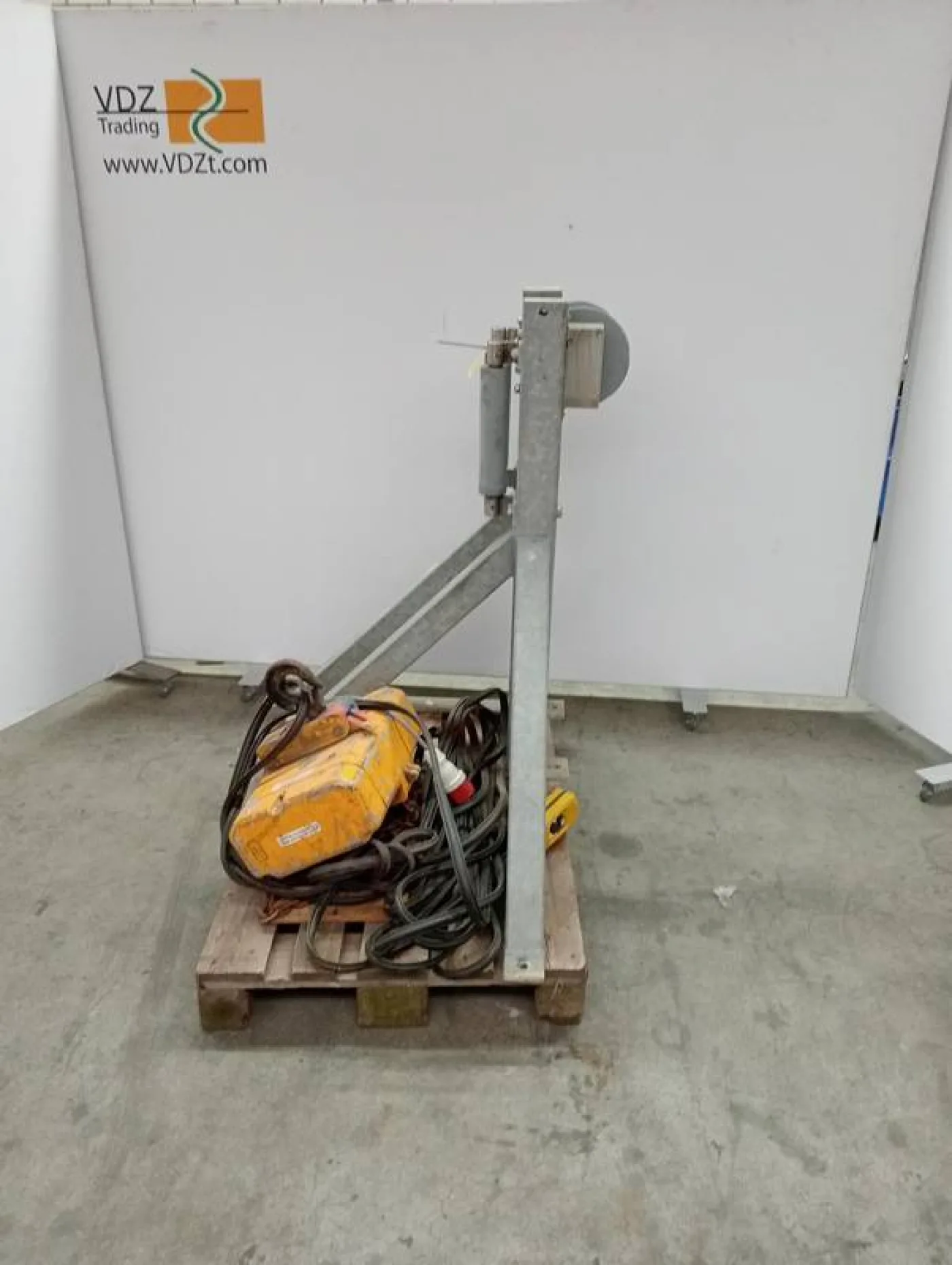 Hoist for pulling deceased animals inside - 4