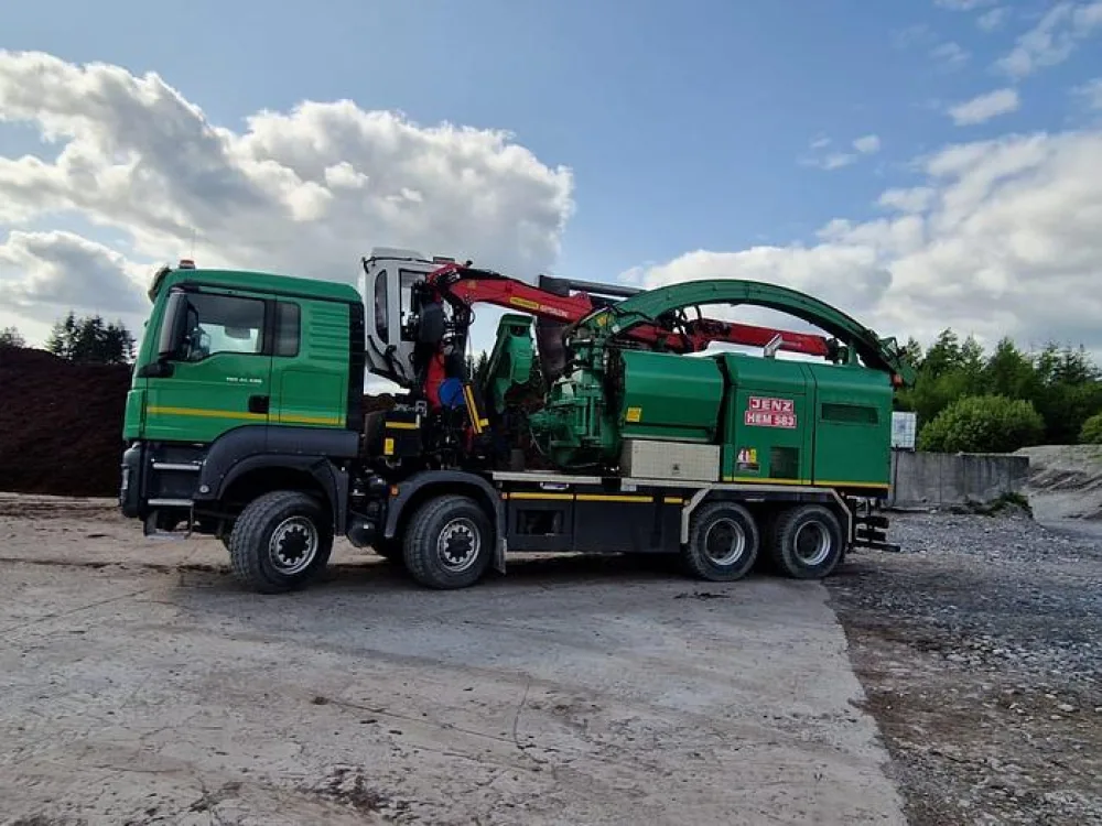 2017 Jenz HEM 583 R Chipping Truck