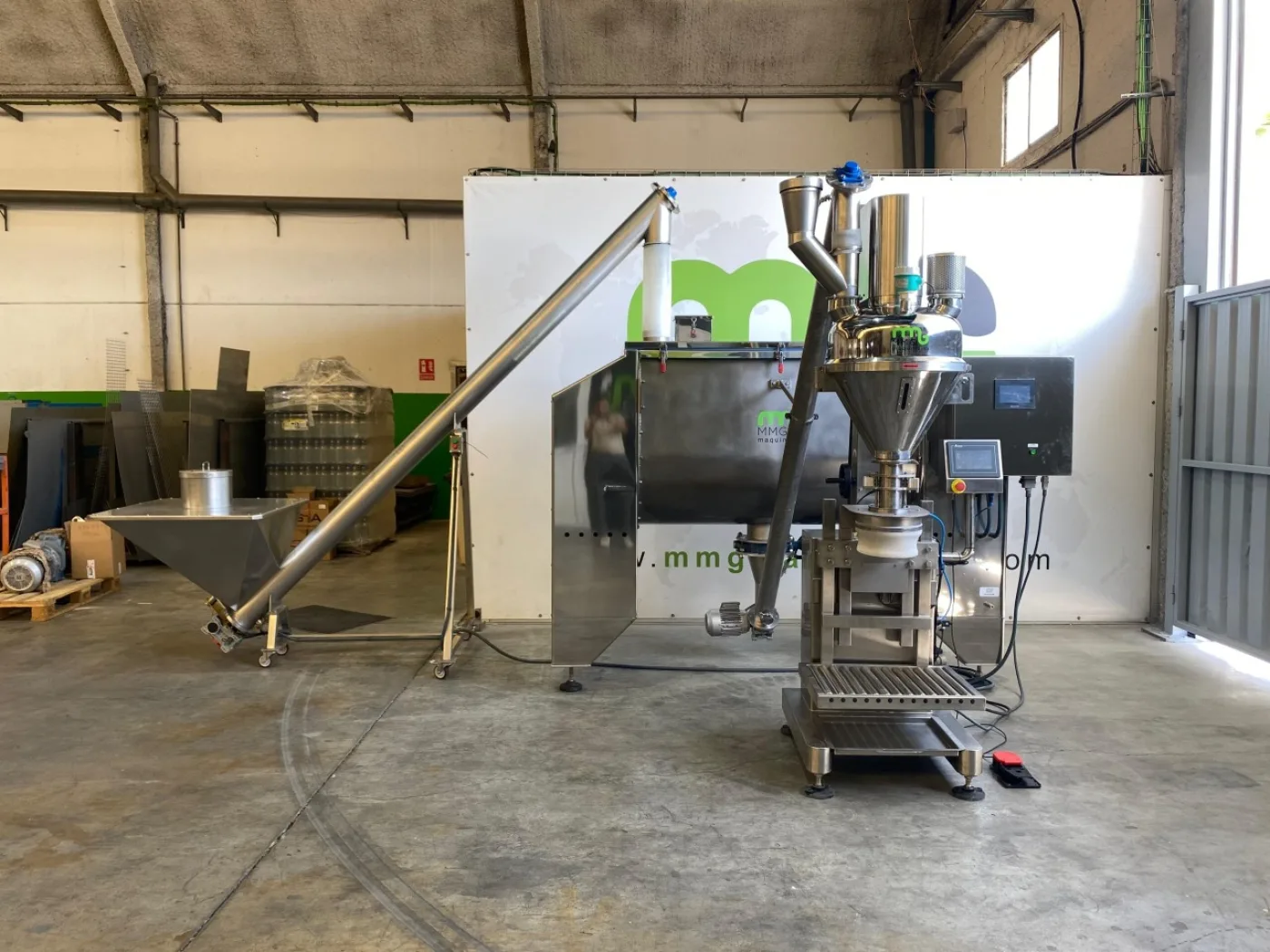 MEZCLADORA HORIZONTAL DE 1.000L CON SINFIN DE CARGA Y SISTEMA DE DOSIFICADO EN SACOS - 1