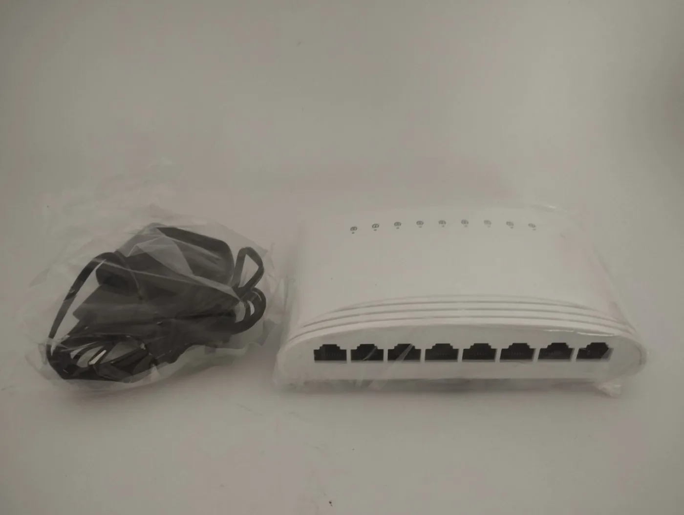D-Link DGS-10008D 8-Port Gigabit Desktop Switch - 2