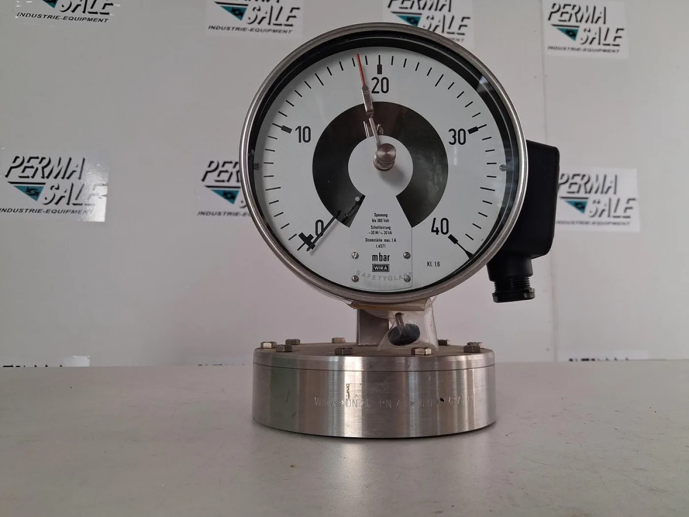 WIKA NG160 Pressure Gauge 0–40 mbar with Alarm Contacts - 2