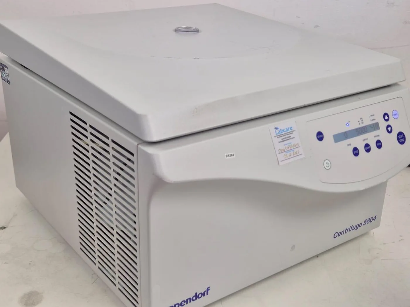 Eppendorf 5804 benchtop centrifuge - 1