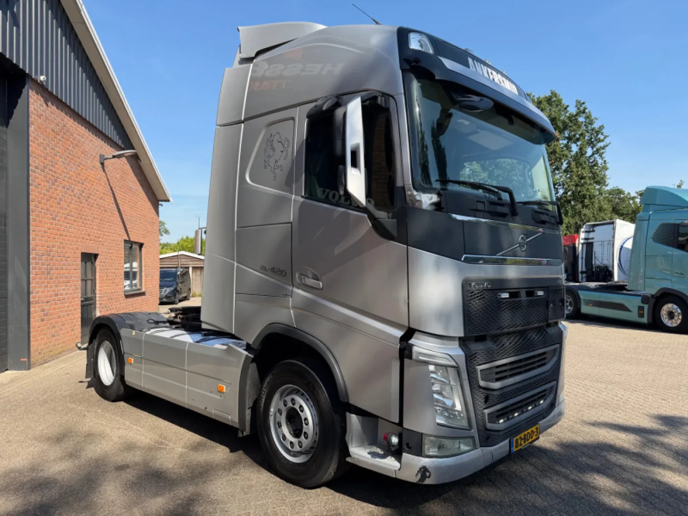 Volvo FH 420 4X2 Globetrotter Hydraulic NL Truck - 2