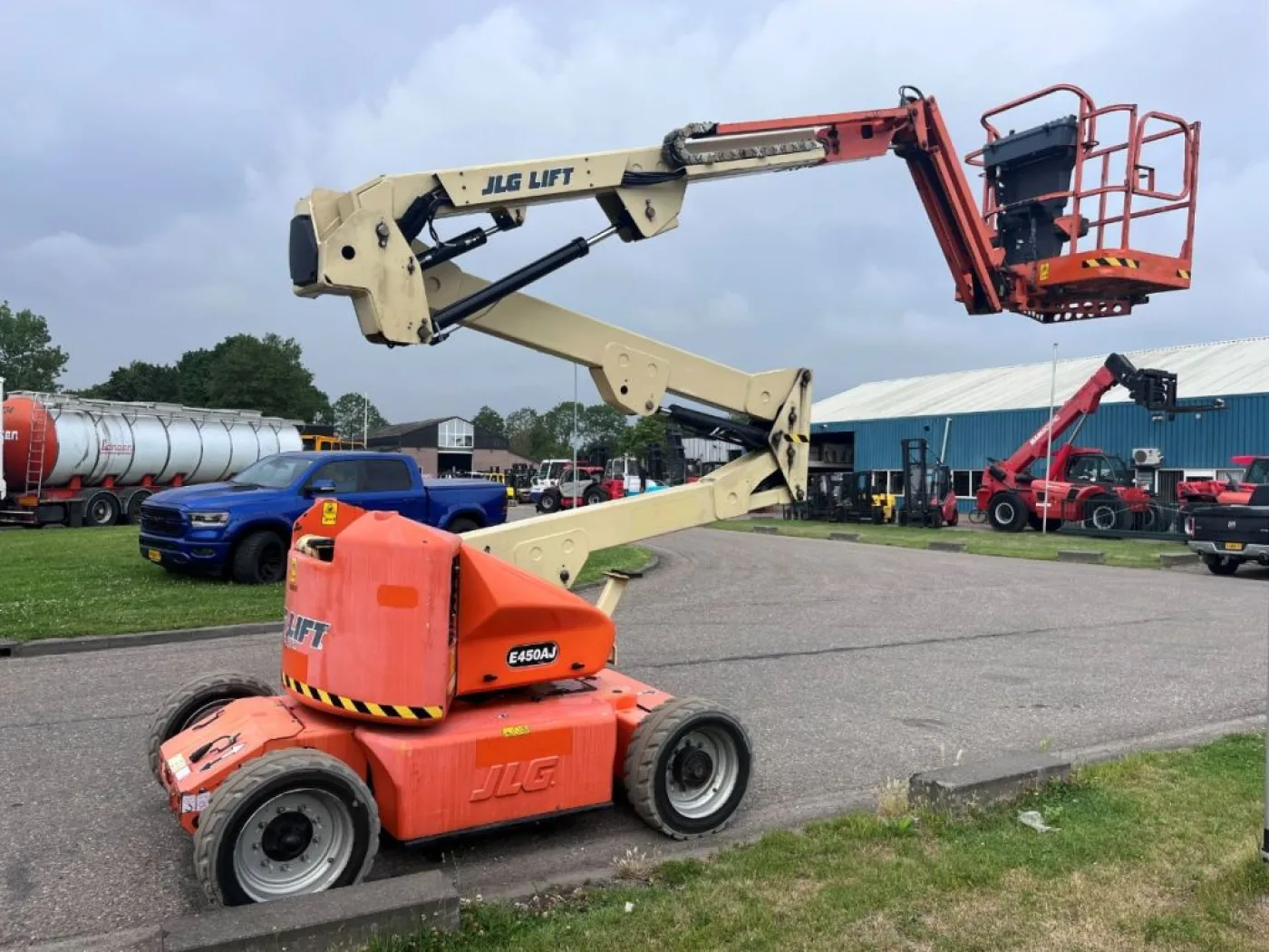 JLG E450AJ - 3