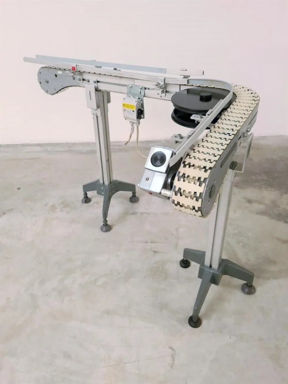 NASTRO TRASPORTATORE A TAPPARELLE CON CURVA A 90° MOTORIZZATO – FLEX-LINK