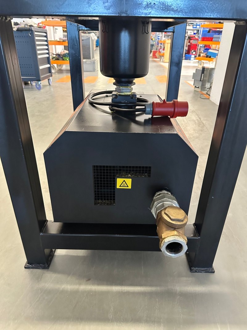 BUSCH MINK MM1324 A V03 mit Steuerung und Druckbehälter