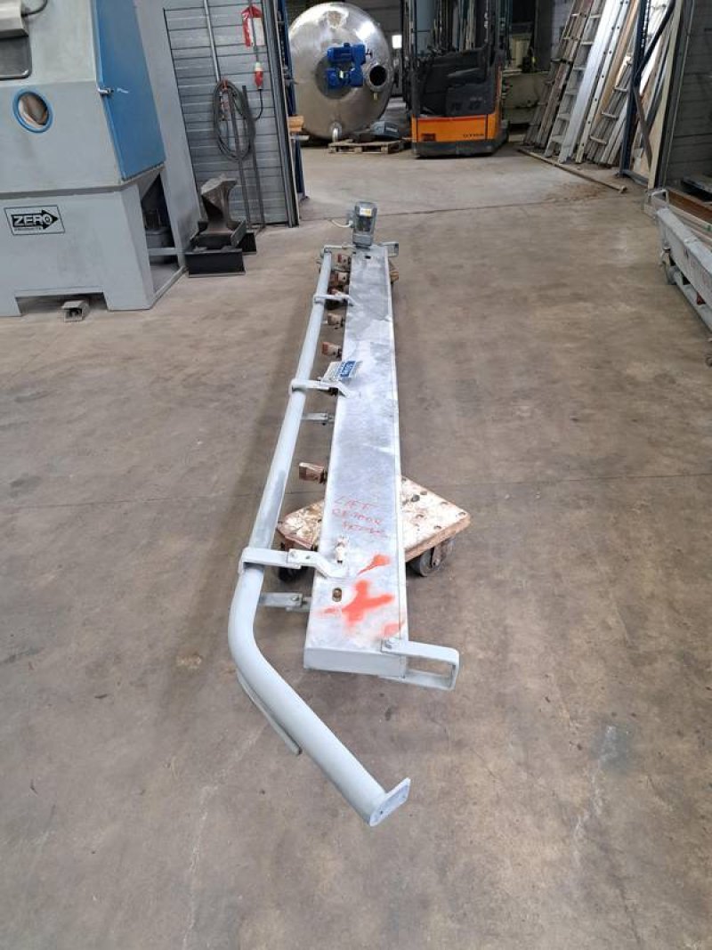 Empty hook conveyor