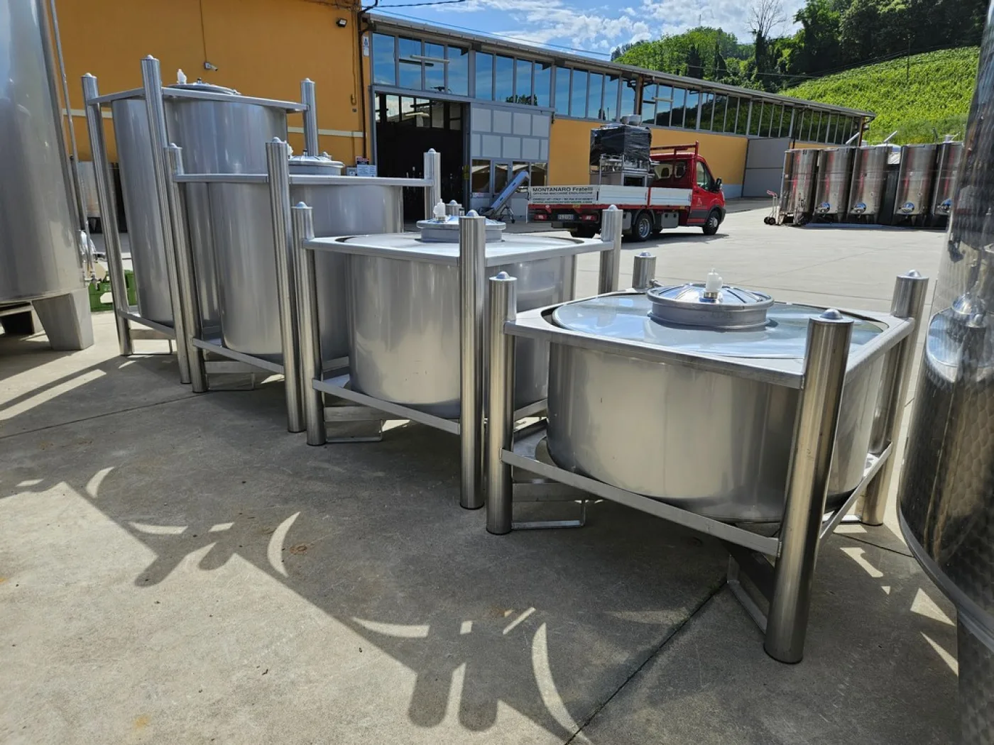 FORK-LIFTABLE/STACKABLE TANKS CAPACITY LITERS 500/700/1.000/1.500 IN STAINLESS STEEL AISI 304, NEW EQUIPMENTS - 5