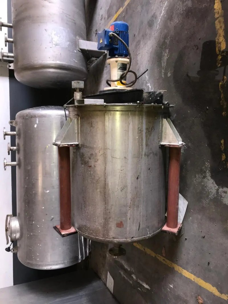 USED 316L STAINLESS STEEL TANK 500 LITERS WITH AGITATION