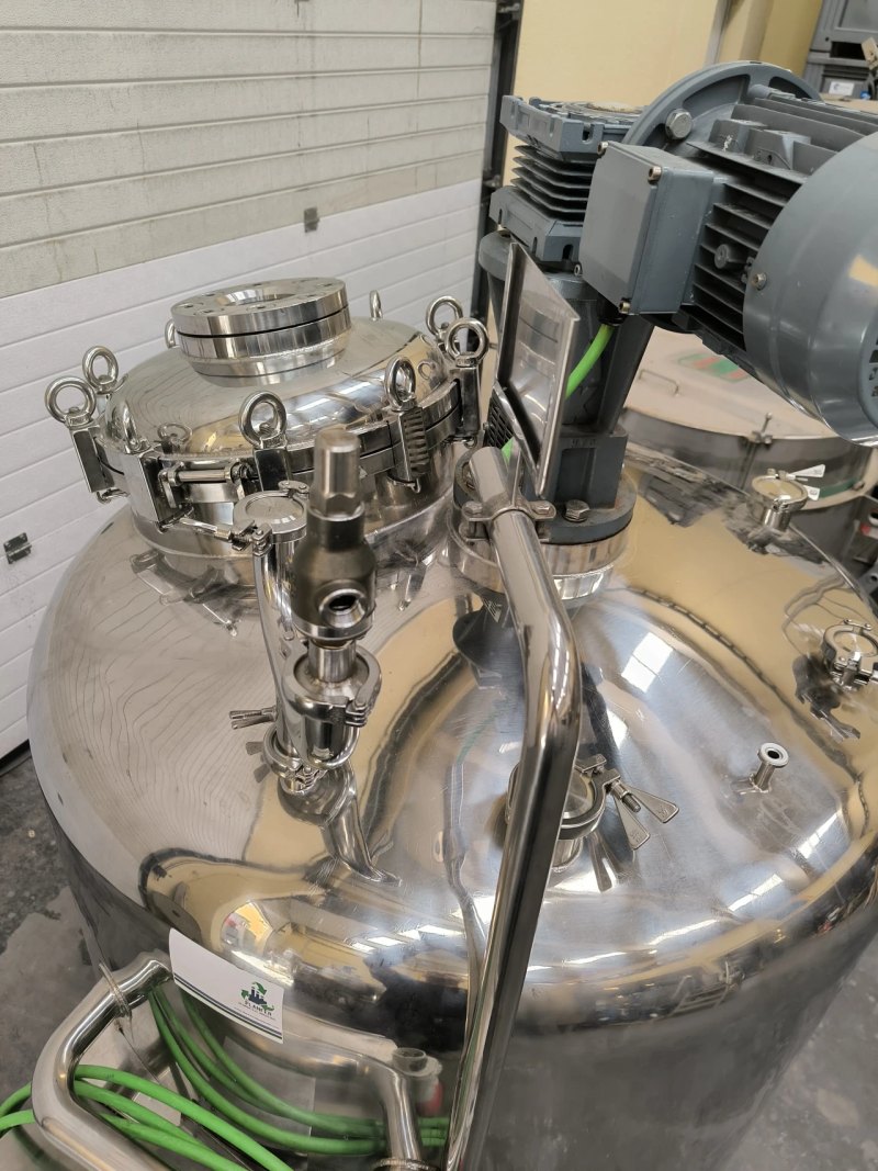 STAINLESS STEEL TANK 670 LITRES WITH AGITATION