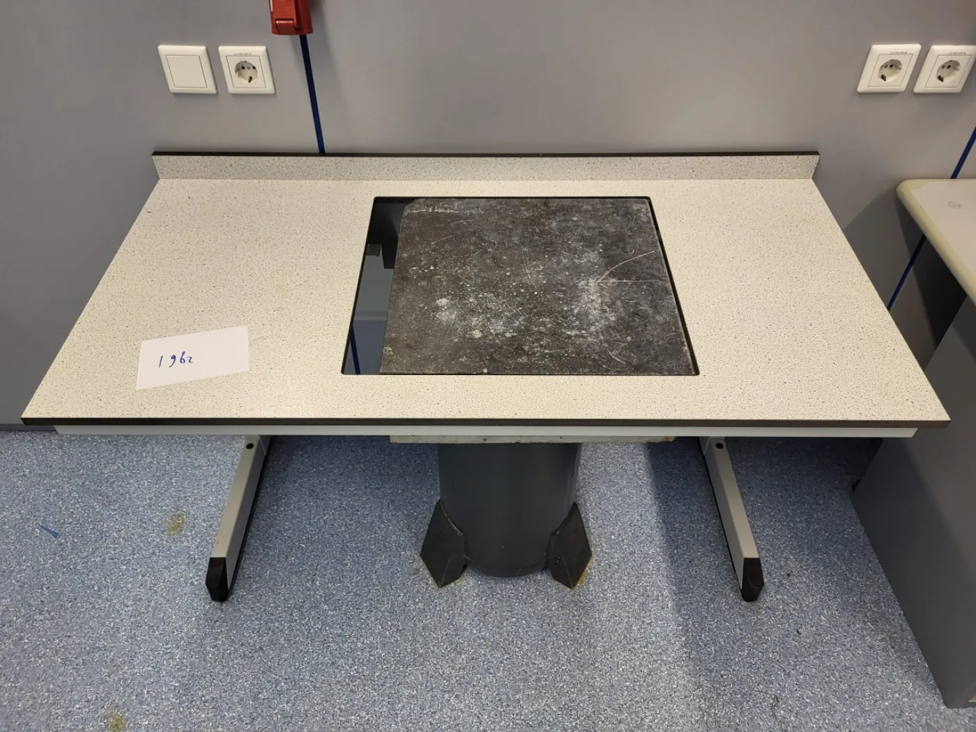 1962 - Used S+B Laboratory weighing table (125 cm) - 1