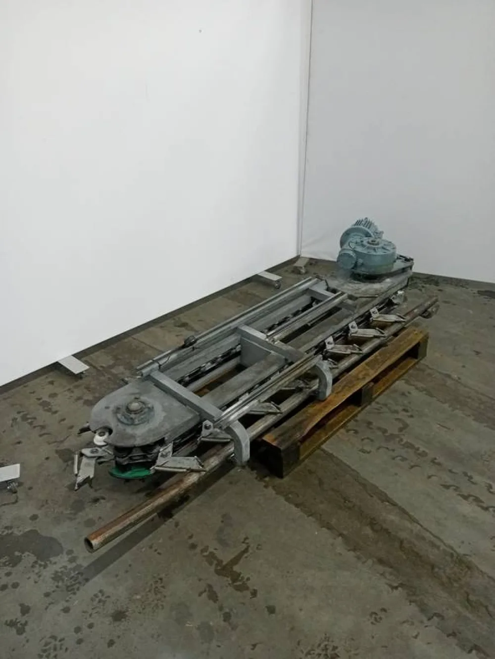 Lift conveyor empty hooks