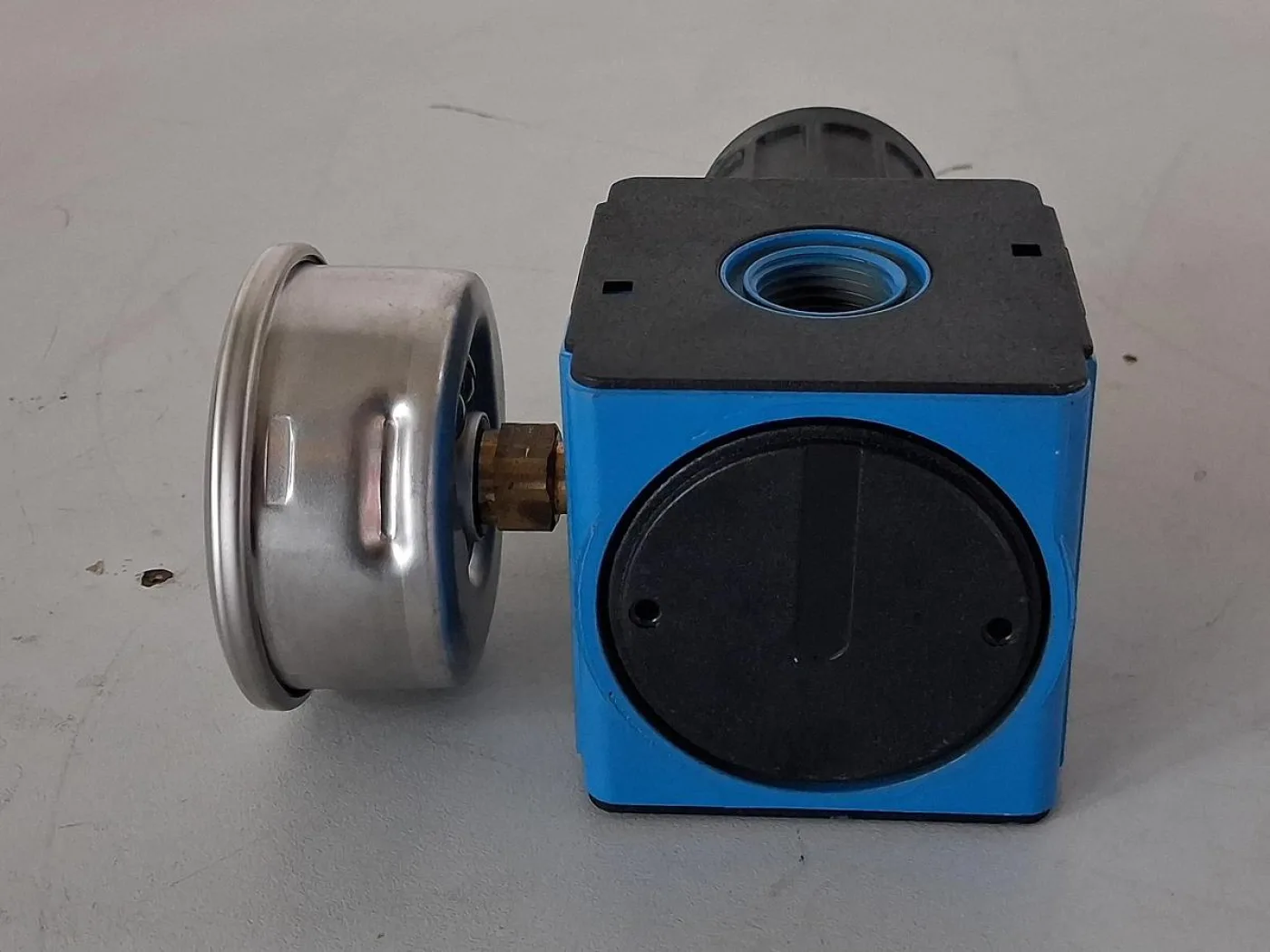 Pressure Regulator with WIKA Pressure Gauge - 6