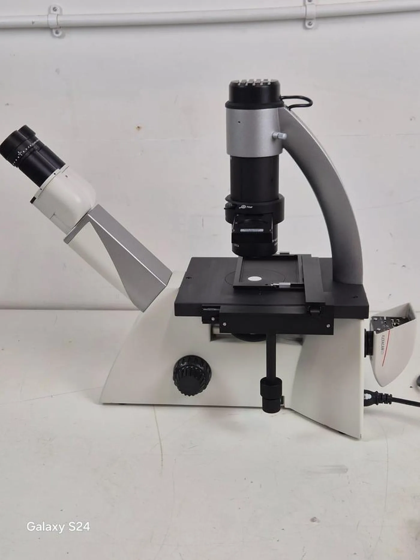 Leica DMi1 Microscope - 2