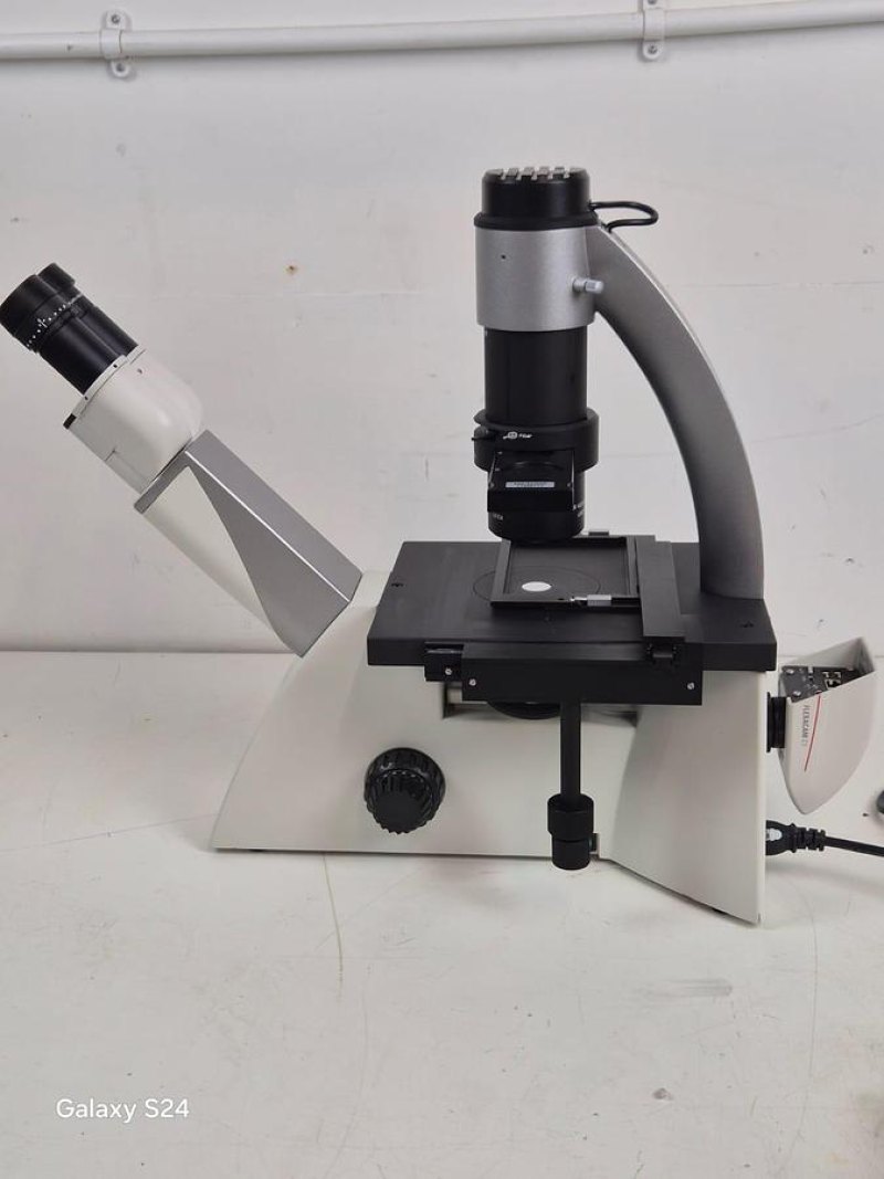 Leica DMi1 Microscope