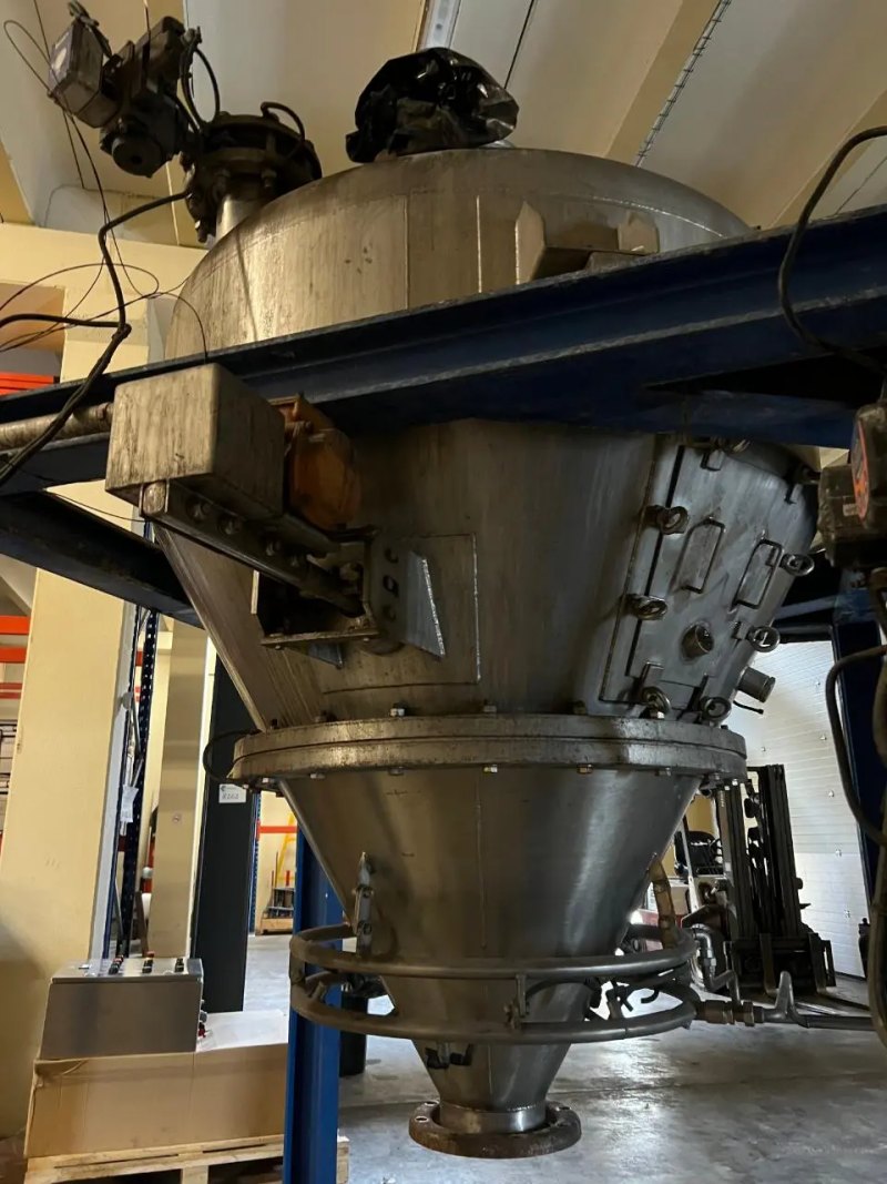 USED STAINLESS STEEL SOLIDS HOPPER 1,800 LITERS