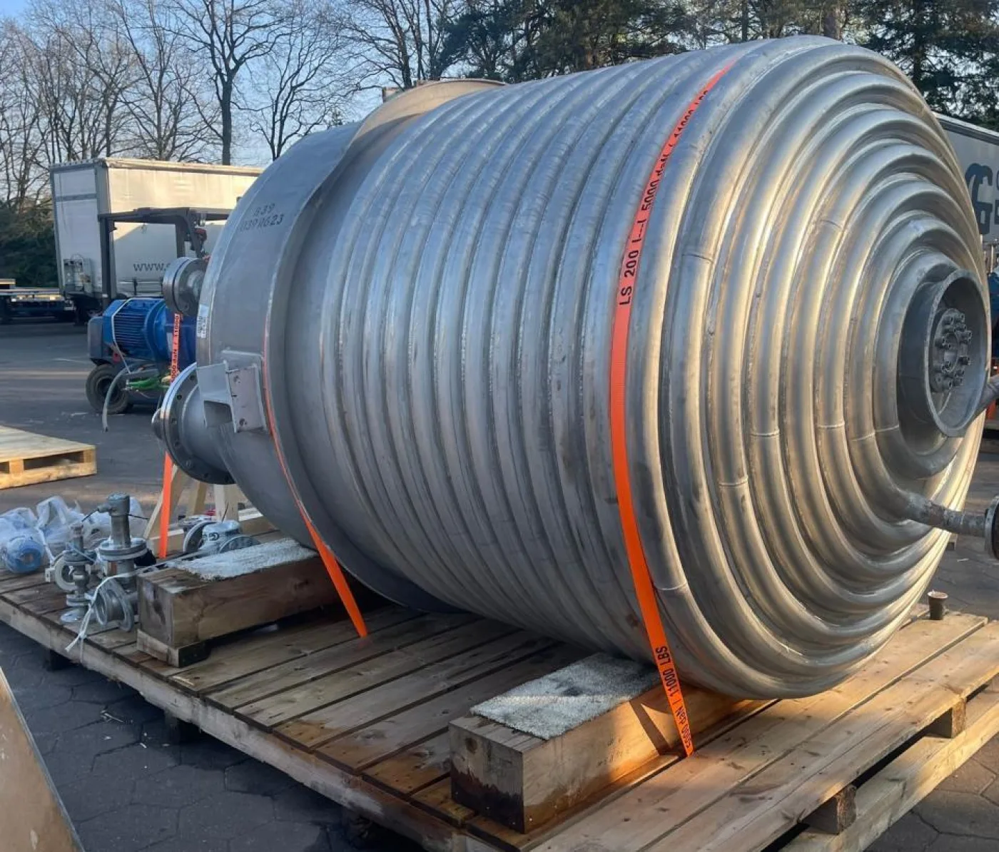 Reactor vessel with half-pipe coil heating/cooling - 7