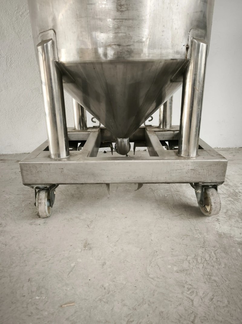 USED 500 LITER STAINLESS STEEL TANK