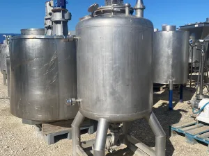 DEPOSITO AGITADOR 710 LITROS CON HELICE Y FONDO KLOPPER