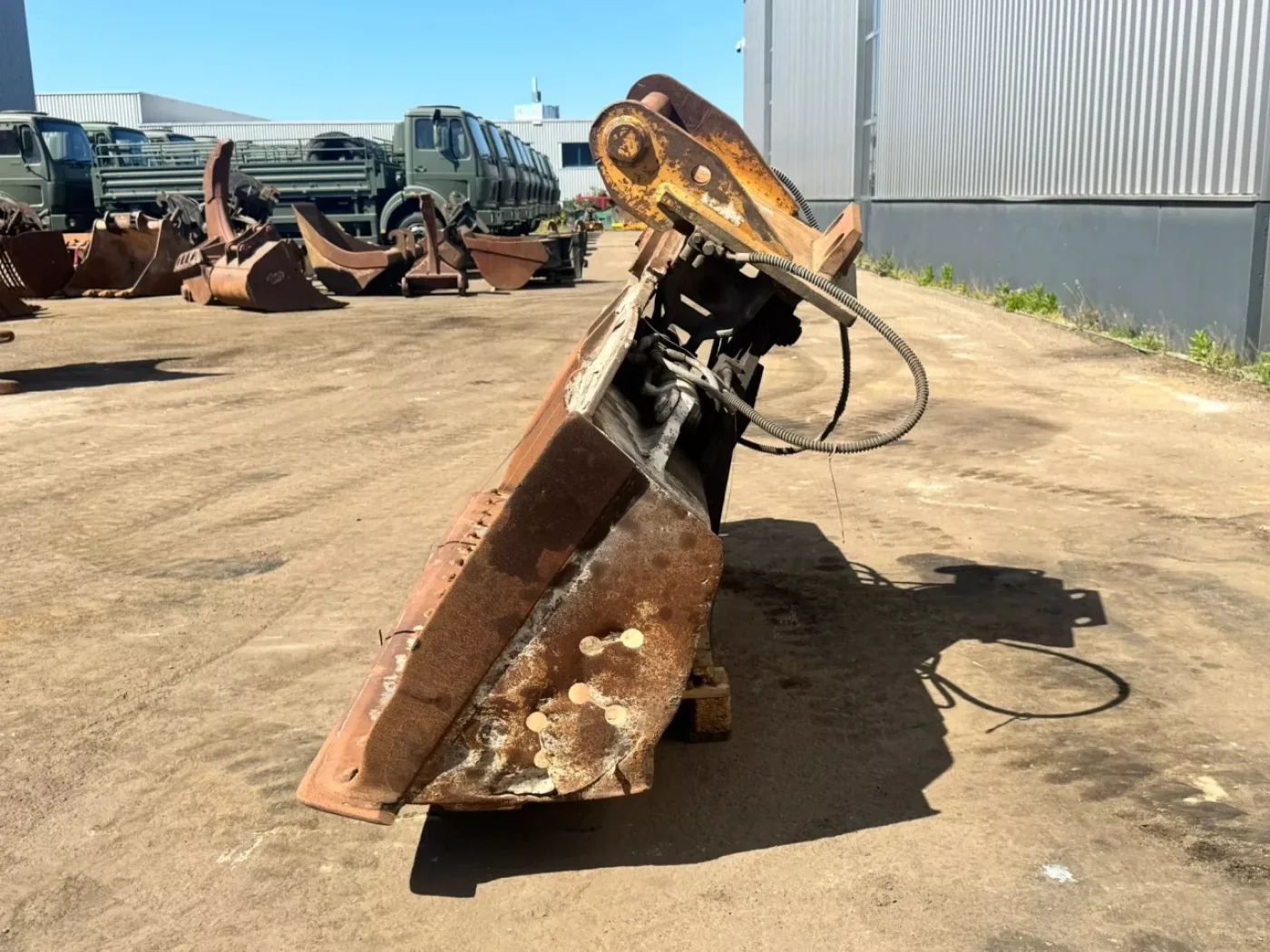 Tiltable ditch cleaning bucket - 7