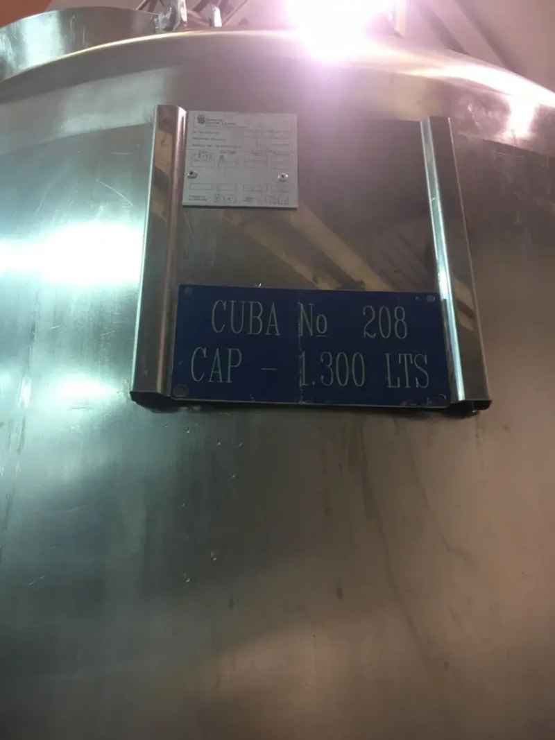 USED STAINLESS STEEL TANK 1100 LITERS
