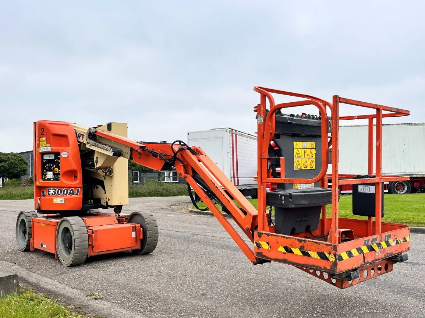 JLG E300AJ - 1