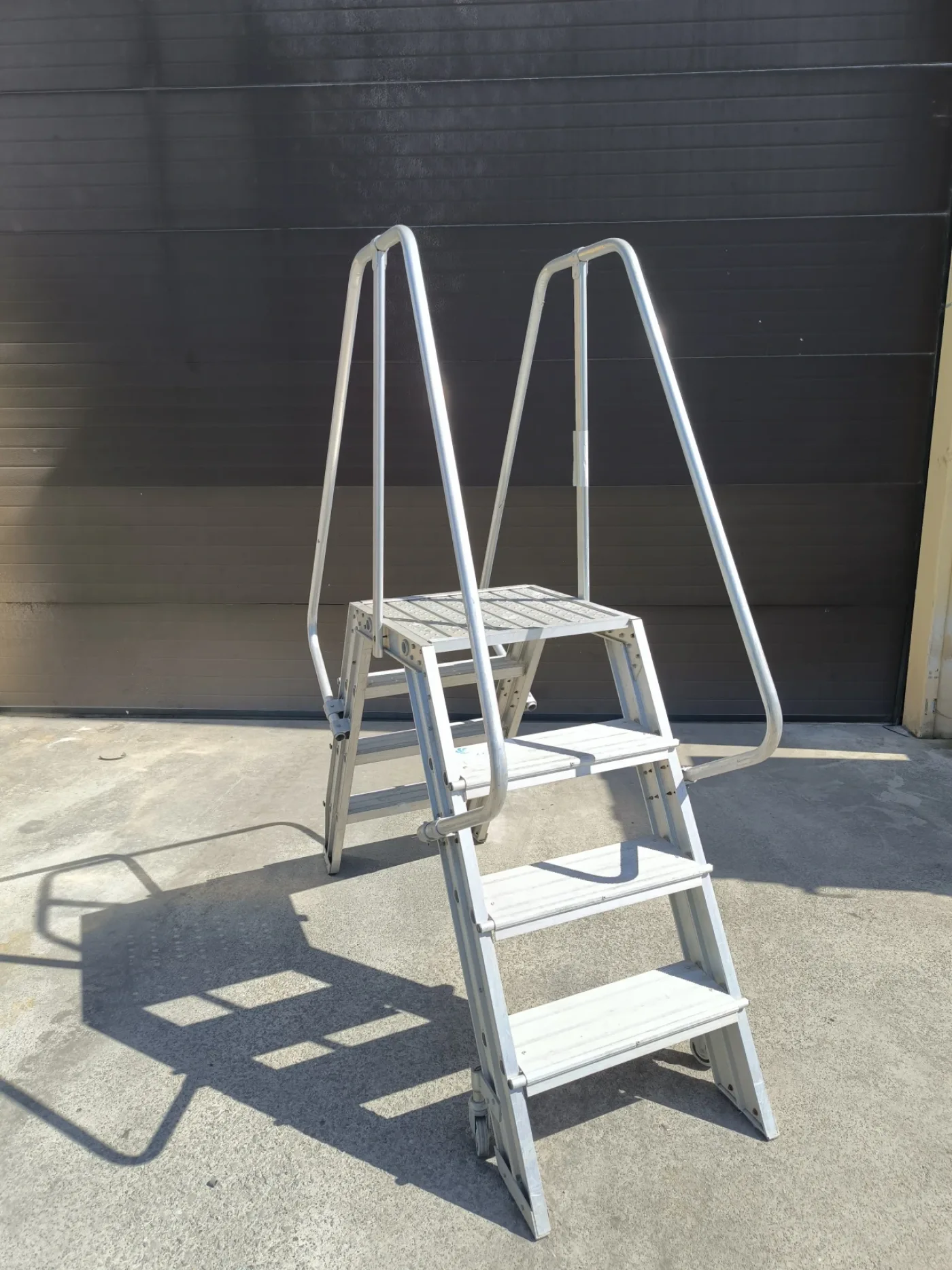 MOBILE LADDER - 2