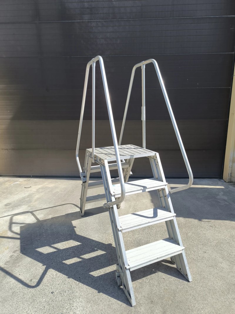 MOBILE LADDER