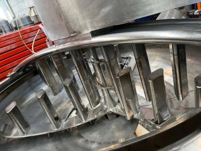 CCI FRYERS STAINLESS STEEL 304L 1050 LITERS WITH JACKET AND USED TROLLEY LIFTS