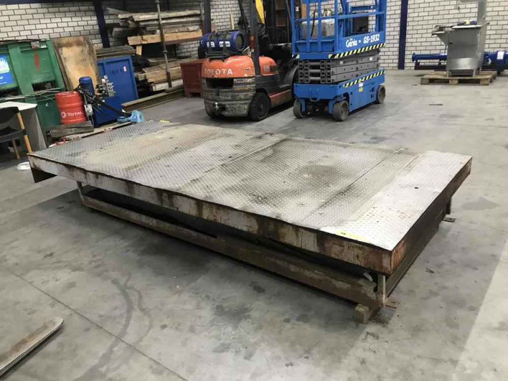 Loading/unloading hydraulic scissor table