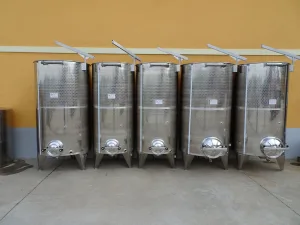 STAINLESS STEEL TANKS CAPACITY LITERS 1500 – 2100 PNEUMATIC FLOATING LID ROUNDLY SHAPE BOTTOM NEW EQUIPMENT