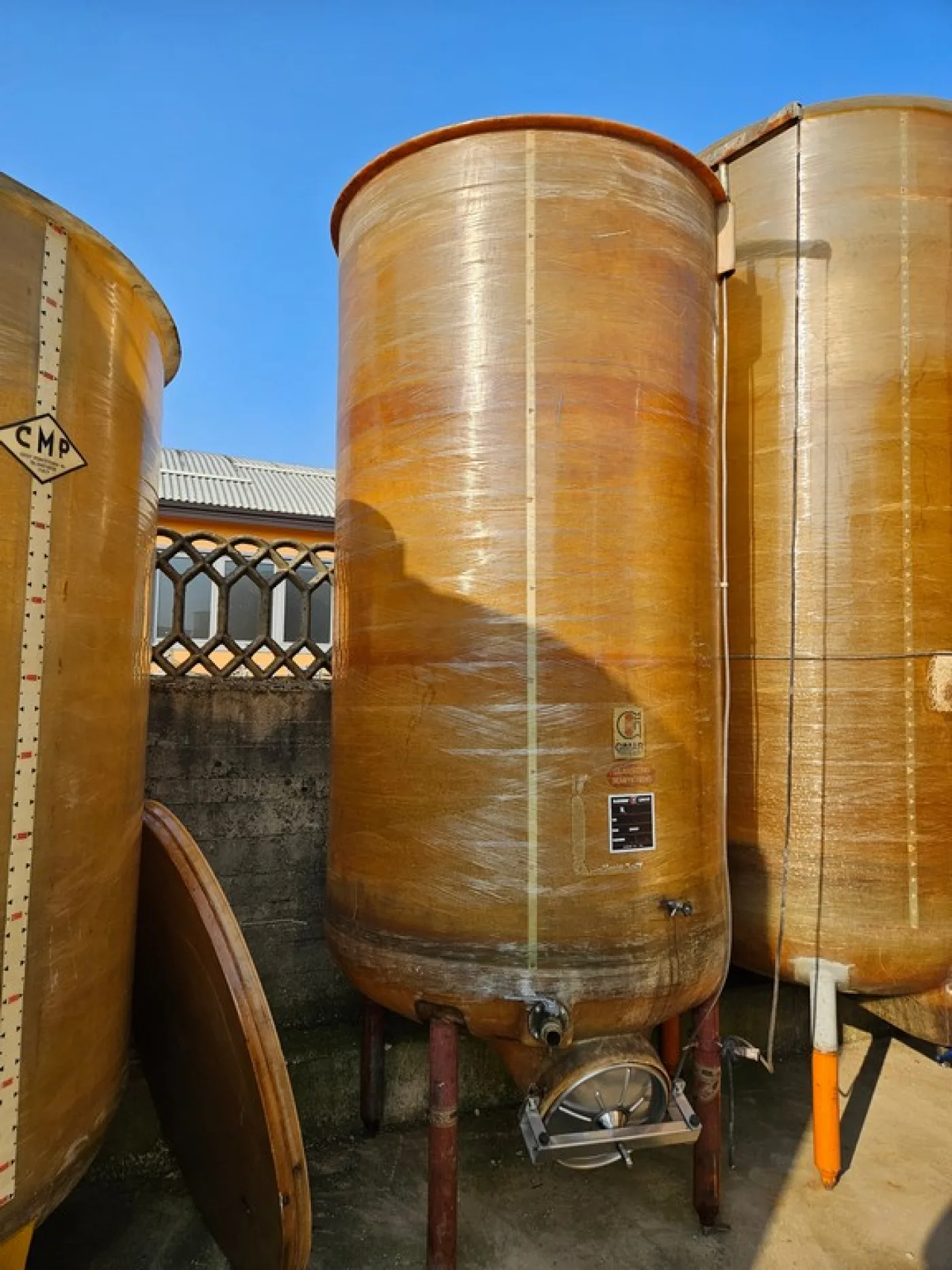 FIBERGLASS TANK VARIABLE CAPACITY FIRM GIMAR, CAPACITY HL 50 (LITERS 5000) ABOUT, ON LEGS, BOTTOM TO DRAIN OFF, SECOND-HAND EQUIPMENT - 5