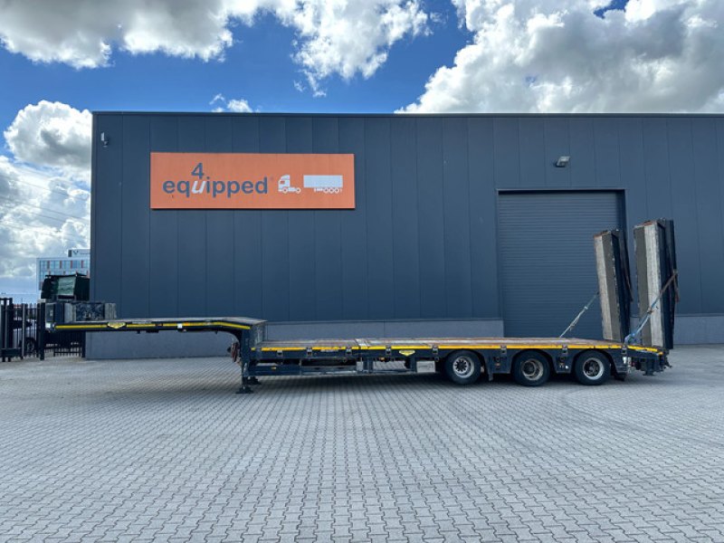 Broshuis 3ABSD Lowloader 3-axle / GVW: 53.000kg / Neck: 23.000kg / hydraulic steering + ramps + loading table / 4.60m extendable / winch / liftaxle