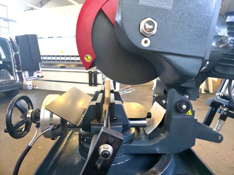 Halbautomatische Kreissäge für Stahl SFC 350-VX