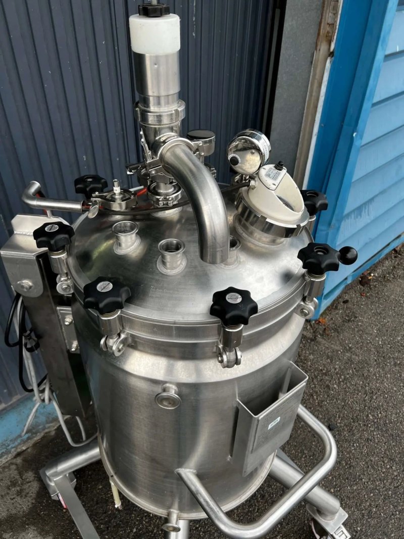 INTERVET INTERNATIONAL STAINLESS STEEL REACTOR 150 LITERS WITH AGITATION AND USED JACKET