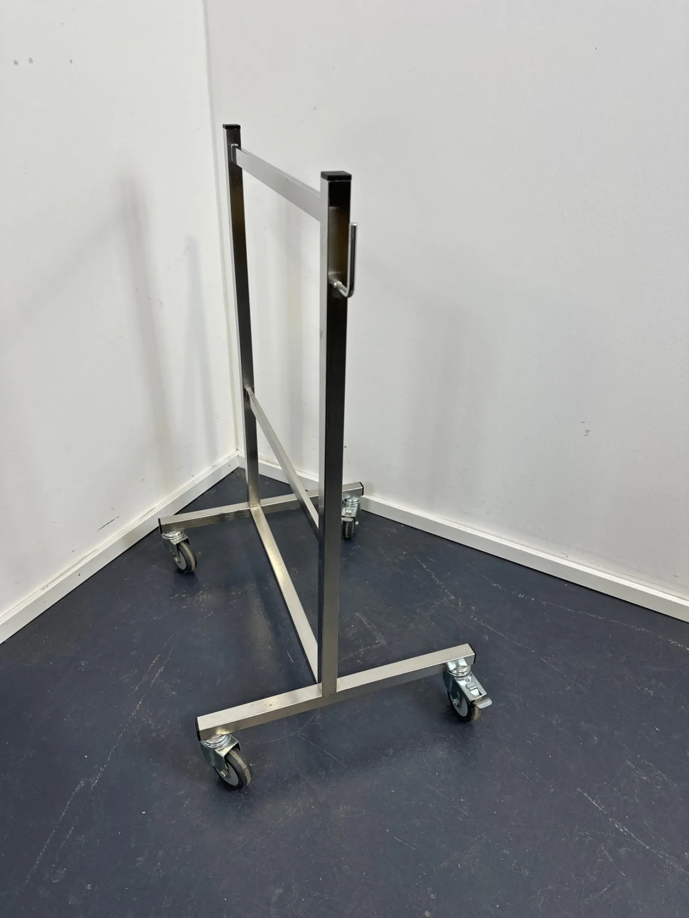 OP-Wagen Gestell mit zwei Standardschienen - 2