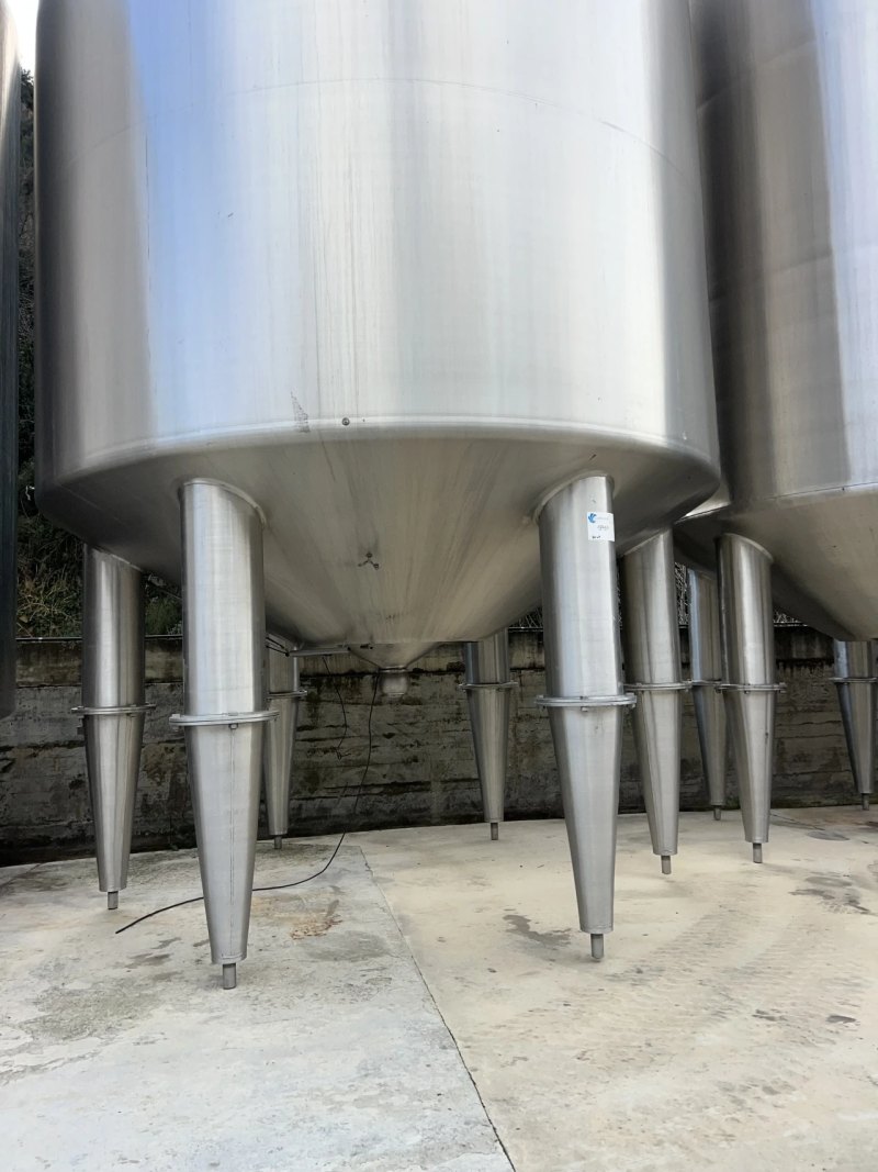 STAINLESS STEEL TANK 304 – 30,000 LITRES WITH THREE-BLADE AGITATOR AND INSULATION