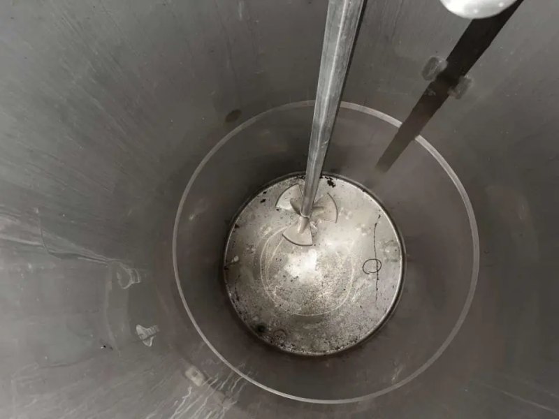 USED STAINLESS STEEL TANK 2500 LITERS