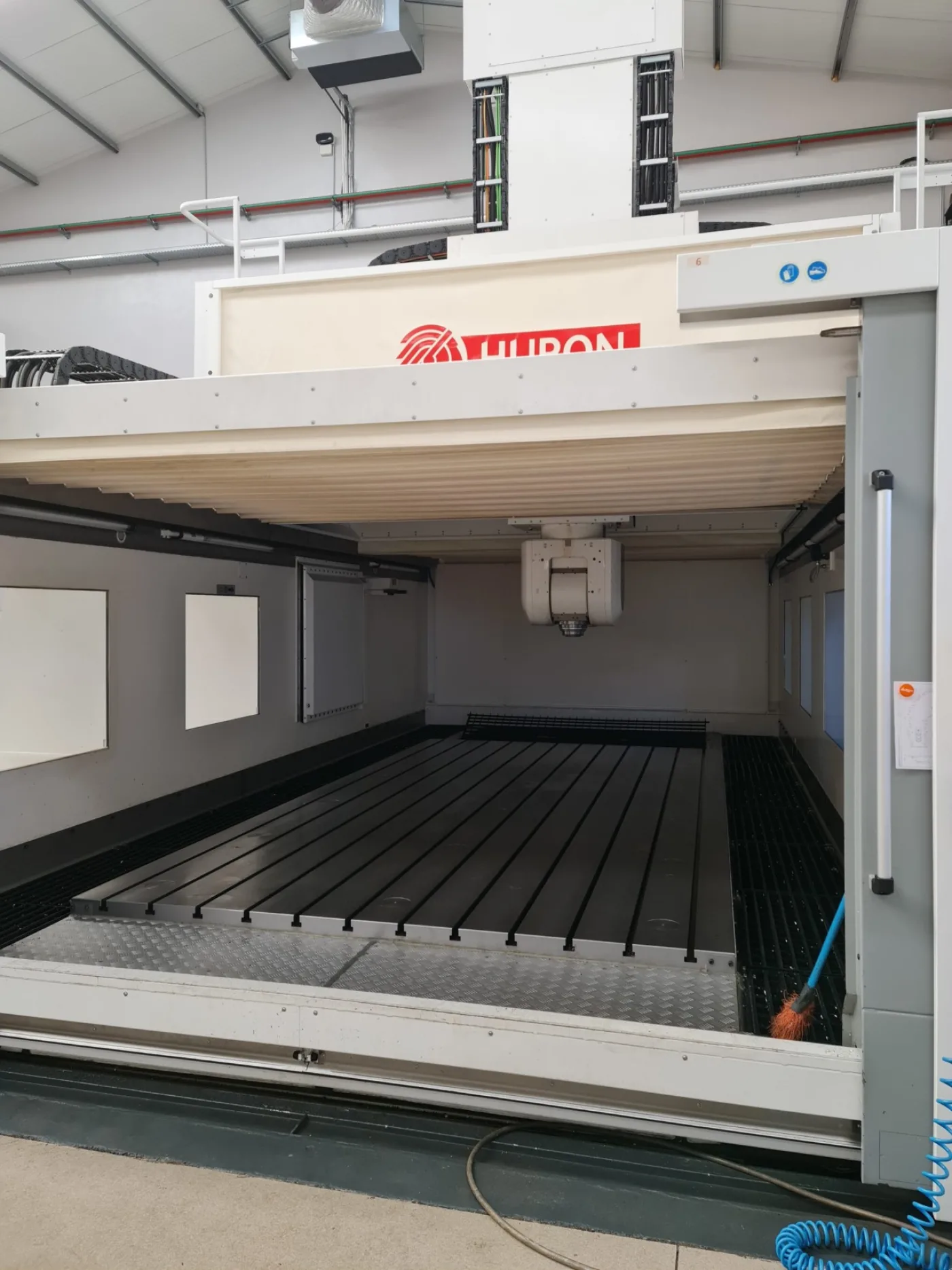 BEARBEITUNGSZENTRUM “HURON” TYP KXG 45-23 - 2