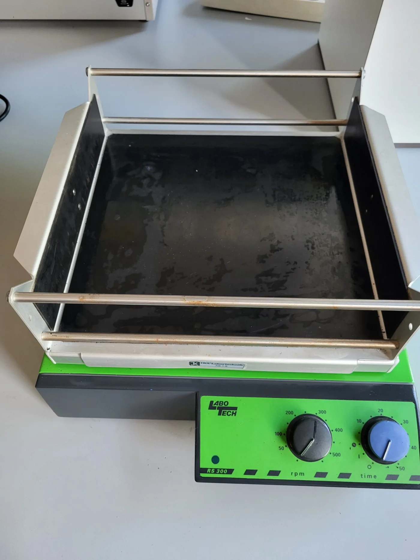 2532 - Used Labotech RS 300 shaker - 1