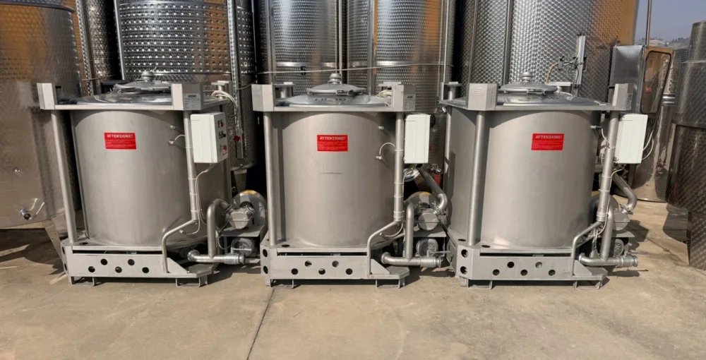 FORK-LIFTABLE/STACKABLE TANKS AZZINI FIRM, CAPACITY 1000 LITERS, SECOND HAND EQUIPMENT