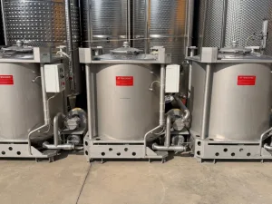 FORK-LIFTABLE/STACKABLE TANKS AZZINI FIRM, CAPACITY 1000 LITERS, SECOND HAND EQUIPMENT