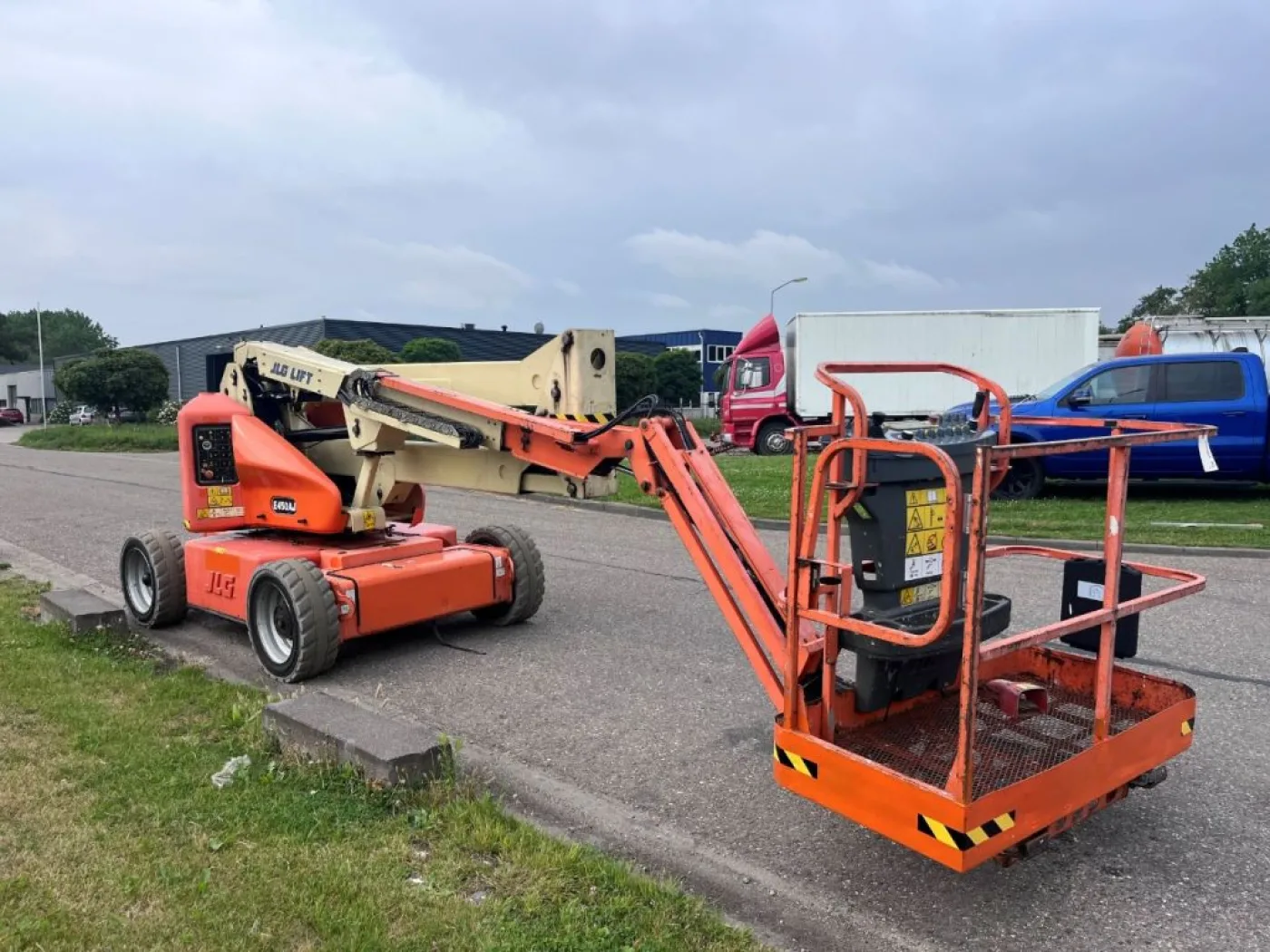 JLG E450AJ - 1