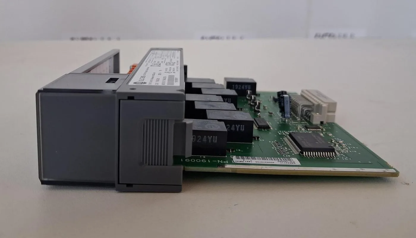 Allen-Bradley SLC 500 1746-OW16 Isolated Relay Output Module - 3