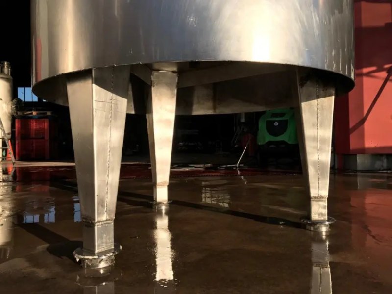 USED STAINLESS STEEL TANK 500 LITERS WITH HALF CANE AND HEAT INSULATION