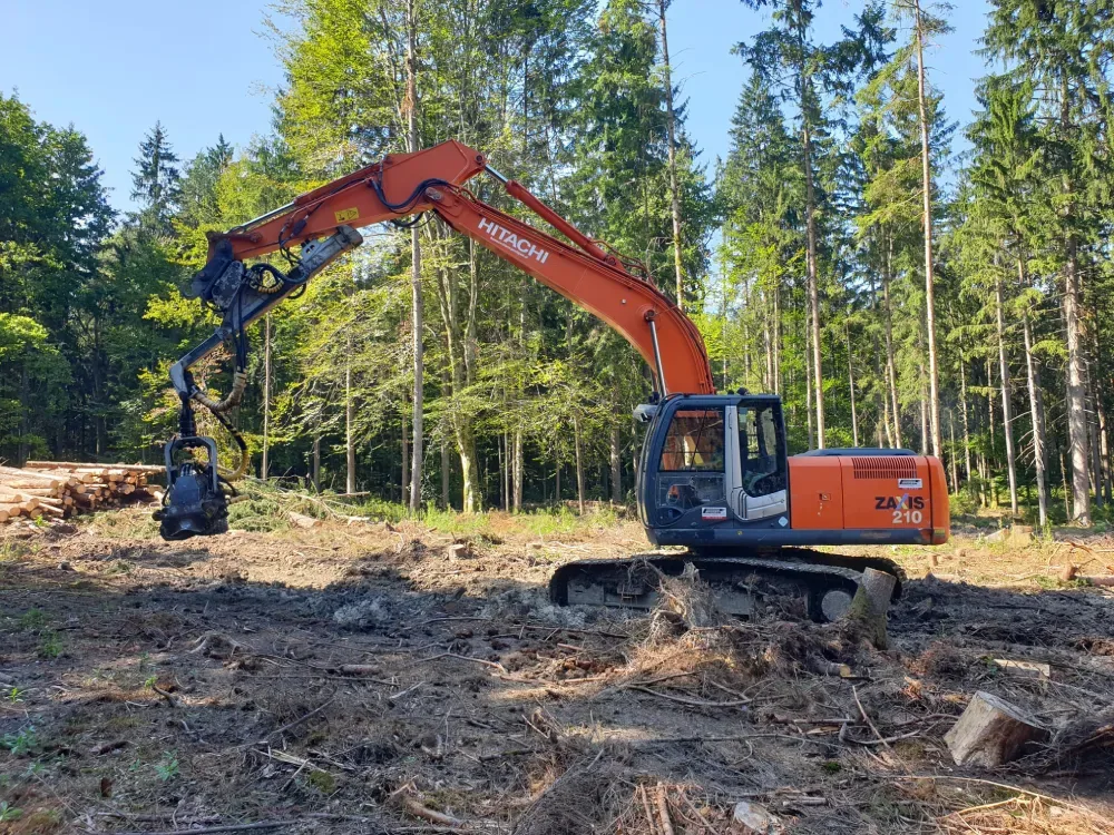 Hitachi - ZX 210-3 mit Schubharvester KESLA 25 RH