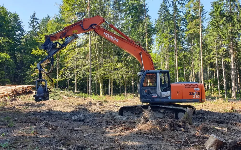 Hitachi - ZX 210-3 mit Schubharvester KESLA 25 RH