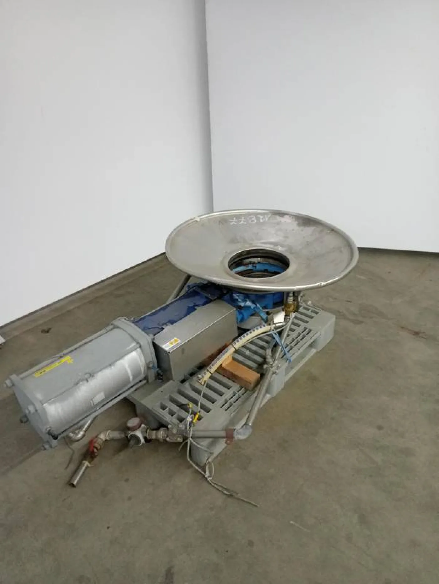 Knife gate valve with funnel - 1